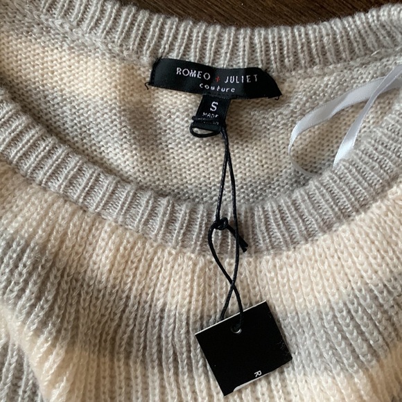 NWT Romeo + Juliet Couture off shoulder knit striped sweater size small - Picture 4 of 4